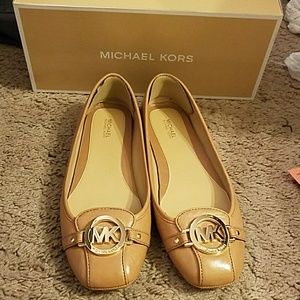 9.5 or 9 1/2 flats Michael kors or MK